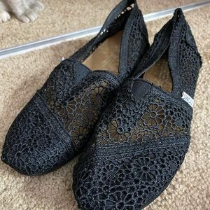 floral peekaboo toms